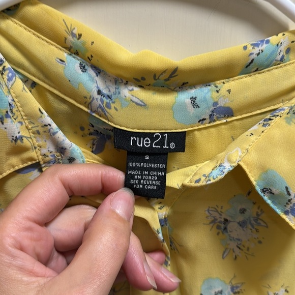 Rue 21 Semi Sheer Floral Yellow Sleeveless Blouse size S - Picture 3 of 5